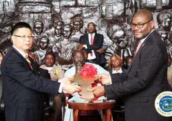 Chinese Ambassador presenting the key of the Annexes to Foreign Minister Findley EXECUTIVE MANSION