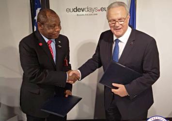 Finance Minister Samuel Tweah shakes hands with EU official following signing of Economic Partnership Agreement.EXECUTIVE MANSION