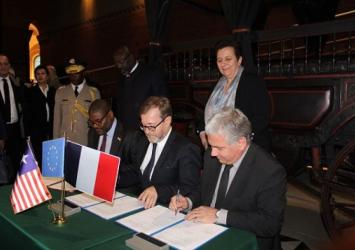 Foreign Minister Gbehzohngar Findley joined by University authorities during the MOU signing ceremonyExecutive Mansion Photo