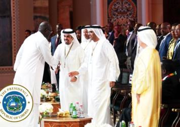 President Weah shakes hands with organizers of the Global Business Forum Africa 2019 including the Minister of Dubai Chamber of Commerce and Industry

Executive Mansion Photo