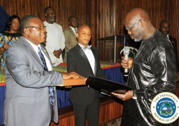 President Weah administering the oath of alligience to Associate Justice Joseph NagbeEXECUTIVE MANSION