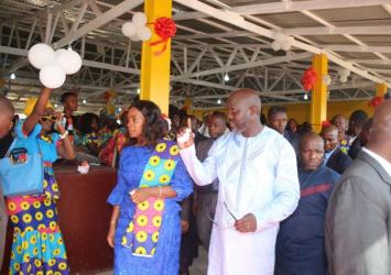 President Weah and First Lady interacting with Marketers during the ceremony.EXECUTIVE MANSION