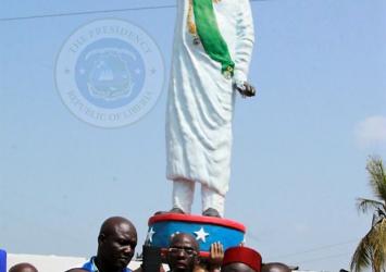 President Weah and former teammates pose with the Statue of President Weah constructed by the Veterans of Young Survivor FCExecutive Mansion
