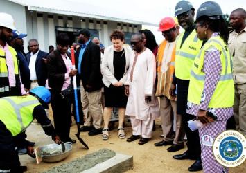 President Weah and officials watch the placing of mortar on board for the block layingEXECUTIVE MANSION