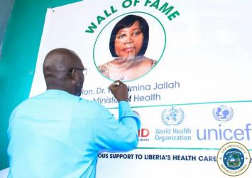 President Weah autographs a banner at the Central Medicine Store in CaldwellExecutive Mansion