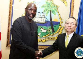 President Weah pose with the Ambassador of Thailand, H E Aroon Jivasakapimas.jpgEXECUTIVE MANSION