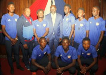 President Weah poses with Liberia U-20 football team at his Foreign Ministry Office.EXECUTIVE MANSION