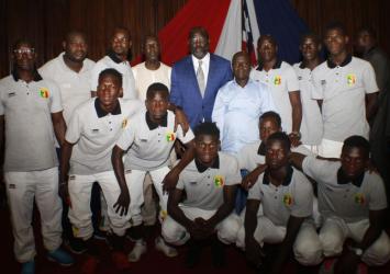 President Weah poses with Mali U-20 football team at his Foreign Ministry Office.EXECUTIVE MANSION