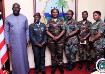 President Weah poses with the Deputy ALF Chief Staff with other female OfficersExecutive Mansion