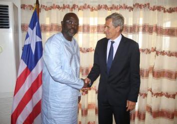 President Weah shakes hand with the head of LA CHAINE DE L’ESPOIR.EXECUTIVE MANSION