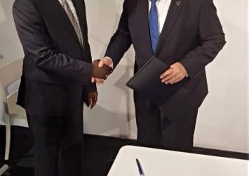 President Weah shakes hands with EU official following signing of Economic Partnership Agreement.EXECUTIVE MANSION