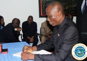 Religious Advisor Signs Book of Condolence of the Fallen Former UNSGEXECUTIVE MANSION