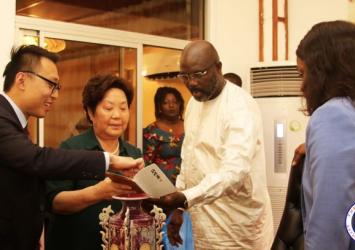 The Chinese Hair company leaders show President Weah some of their productsEXECUTIVE MANSION